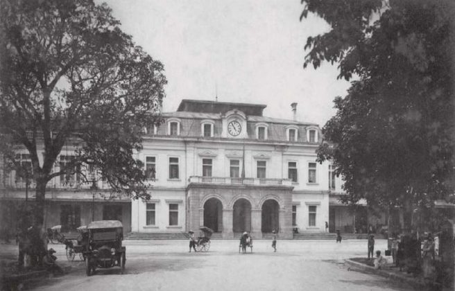C&ocirc;ng tr&igrave;nh được kỹ sư Brorreil thiết kế ban đầu v&agrave;o năm 1898 v&agrave; đ&atilde; được To&agrave;n quyền Đ&ocirc;ng Dương Paul Doumer th&ocirc;ng qua. Tuy nhi&ecirc;n, kiến tr&uacute;c của t&ograve;a nh&agrave; n&agrave;y đ&atilde; được thay đổi kh&aacute; nhiều khi x&acirc;y dựng sau đ&oacute; kh&ocirc;ng l&acirc;u, đặc biệt l&agrave; phần m&aacute;i dốc kiểu &Aacute; Đ&ocirc;ng được thay bằng m&aacute;i Mansard v&agrave; phần bố tr&iacute; mặt bằng chung.