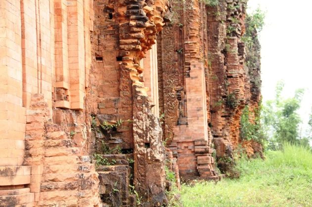 Điều đặc biệt, qua khai quật khảo cổ học dưới ch&acirc;n th&aacute;p (c&oacute; độ s&acirc;u 3-5m), c&aacute;c nh&agrave; khoa học đ&atilde; ph&aacute;t hiện nhiều phiến đ&aacute; trang tr&iacute; hầu hết đều khắc, chạm h&igrave;nh c&aacute;c con khỉ trong mọi tư thế đứng, ngồi, &ocirc;m trống, con đang b&uacute; mẹ rất ngộ nghĩnh, độc đ&aacute;o.