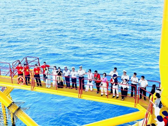 Đo&agrave;n c&ocirc;ng t&aacute;c số 4/2023 giao lưu văn nghệ với c&aacute;c chiến sỹ tr&ecirc;n Nh&agrave; gi&agrave;n DK1 Ph&uacute;c Tần.