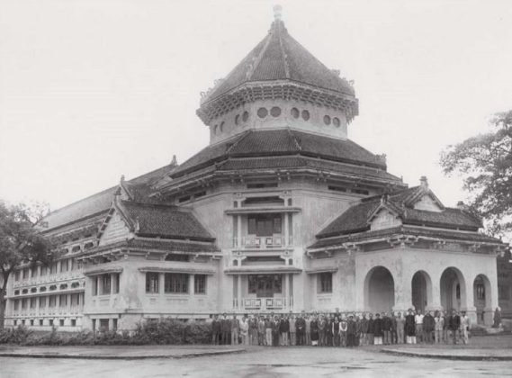 Bảo t&agrave;ng được khởi c&ocirc;ng năm 1925, ho&agrave;n th&agrave;nh v&agrave;o năm 1932 mang t&ecirc;n Gi&aacute;m đốc Bảo t&agrave;ng thời kỳ đ&oacute;. C&ocirc;ng tr&igrave;nh do kiến tr&uacute;c sư Ernest H&eacute;brard thiết kế.