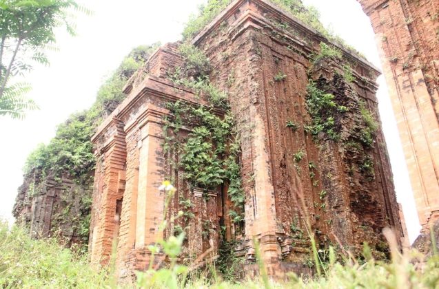 Th&aacute;p Giữa