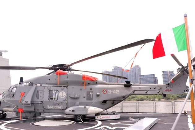 T&agrave;u ITS Morosini mang theo một m&aacute;y bay trực thăng SH90. (Ảnh: Xu&acirc;n Khu/TTXVN)