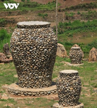 Chum đ&aacute; được gắn kết rất kỳ c&ocirc;ng, độc đ&aacute;o, lạ mắt. Chiếc chum lớn nhất cao 3m, nhỏ nhất cao 1,5m.
