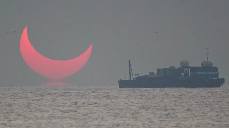 "Chiếc sừng" dần mọc l&ecirc;n từ đường ch&acirc;n trời. 2
