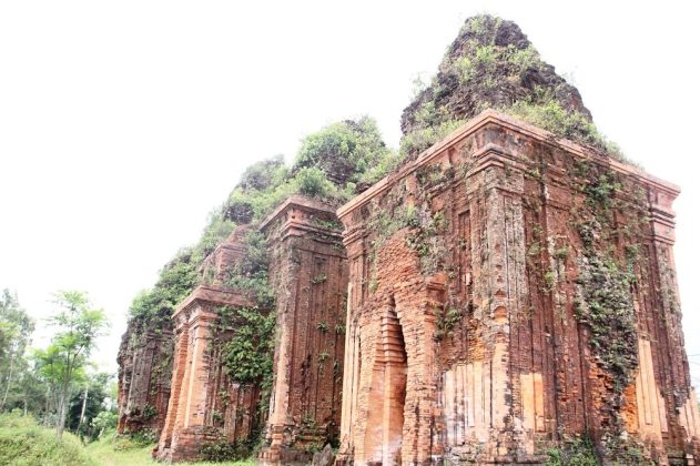 Ba th&aacute;p được sắp xếp theo trục bắc - nam, một kiểu th&aacute;p Champa truyền thống với mặt bằng gần vu&ocirc;ng, cửa ra v&agrave;o ở hướng đ&ocirc;ng, m&aacute;i th&aacute;p gồm 3 tầng, tầng tr&ecirc;n l&agrave; h&igrave;nh ảnh thu nhỏ của tầng dưới, tr&ecirc;n c&ugrave;ng c&oacute; ch&oacute;p th&aacute;p bằng sa thạch