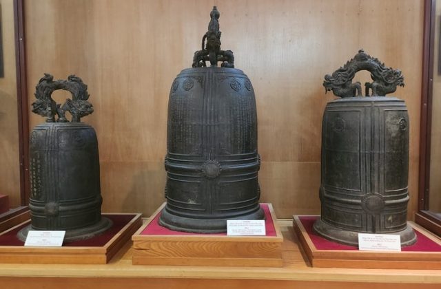 Chu&ocirc;ng ch&ugrave;a M&egrave;o (giữa) nổi bật trong số những chiếc chu&ocirc;ng kh&aacute;c được lưu giữ tại Bảo t&agrave;ng tỉnh Thanh H&oacute;a