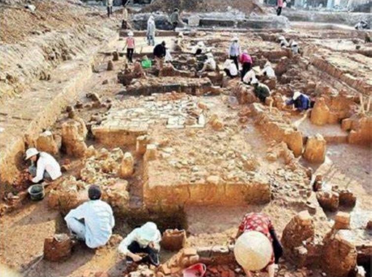 Hiện ở trên đồi còn di tích đền Vua Đinh Tiên Hoàng và trong khu vực xã Sơn Lai lân cận còn tới 4 đền thờ Vua, đều gắn với các sự kiện liên quan đến hoạt động của Vua ở khu vực này. Hiện ở trên đồi còn di tích đền Vua Đinh Tiên Hoàng và trong khu vực xã Sơn Lai lân cận còn tới 4 đền thờ Vua, đều gắn với các sự kiện liên quan đến hoạt động của Vua ở khu vực này.
