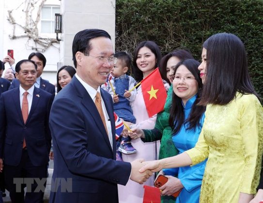 2 min 8 543x420 - Chủ tịch nước gặp mặt cán bộ ĐSQ và cộng đồng người Việt Nam tại Anh