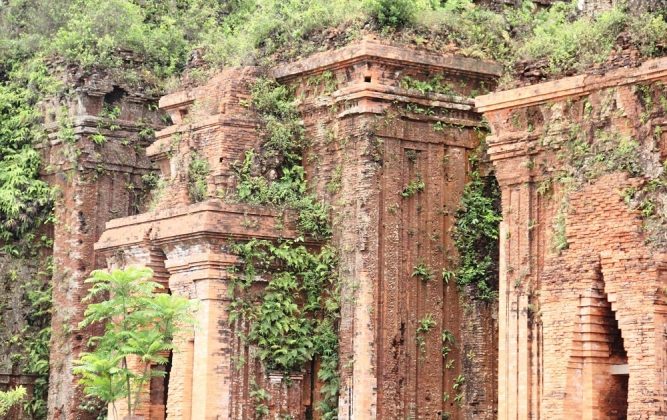 Cụm th&aacute;p Khương Mỹ l&agrave; một t&aacute;c phẩm đầy th&aacute;ch thức với giới nghi&ecirc;n cứu nghệ thuật Champa trong hơn một thế kỷ qua kể từ khi được ph&aacute;t hiện