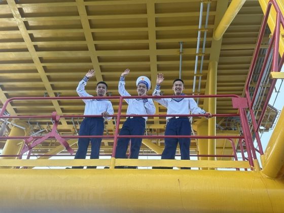 C&aacute;c chiến sỹ của Nh&agrave; gi&agrave;n DK1 Ph&uacute;c Tần ch&agrave;o tạm biệt đo&agrave;n c&ocirc;ng t&aacute;c.