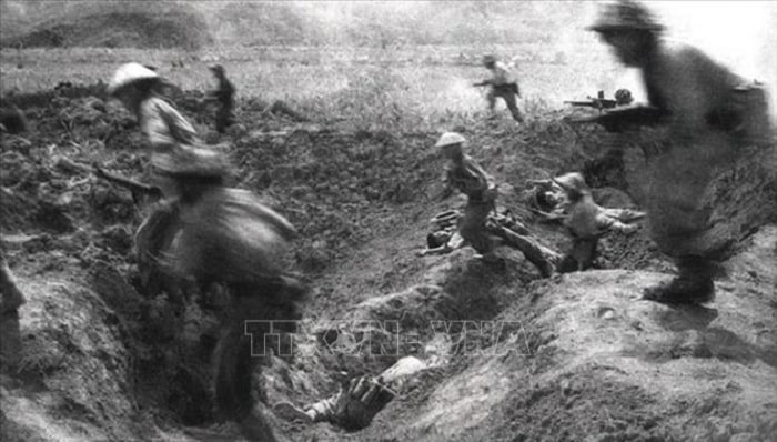 Bộ đội ta xung phong, tấn công cứ điểm của địch tại sân bay Mường Thanh trong chiến dịch Điện Biên Phủ.