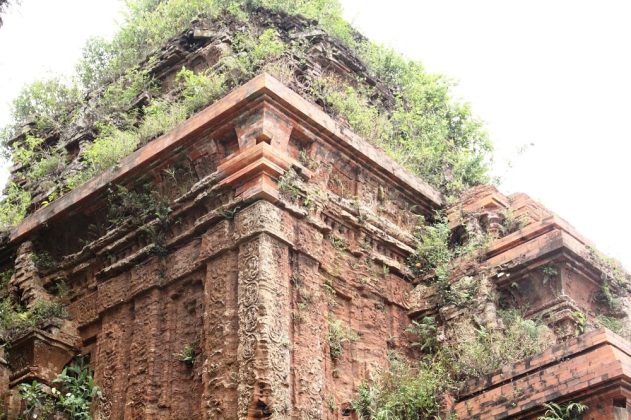Tr&ecirc;n mỗi mặt tường c&oacute; 5 trụ ốp tường trang tr&iacute; hoa văn thảo mộc cuộn th&agrave;nh những chữ S nối tiếp nhau, xen kẽ với c&aacute;c mảng tường trang tr&iacute; h&igrave;nh thoi nối tiếp nhau từ ch&acirc;n đến đỉnh tường