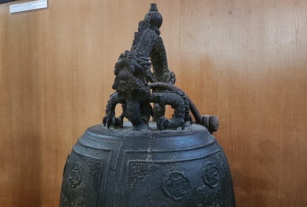 Phần vai chu&ocirc;ng đ&uacute;c 8 chữ đại tự: &ldquo;Ch&uacute; tạo Mi&ecirc;u đỉnh thiền tự Hồng chung&rdquo; (dịch: ch&ugrave;a Đỉnh Mi&ecirc;u đ&uacute;c quả chu&ocirc;ng lớn"