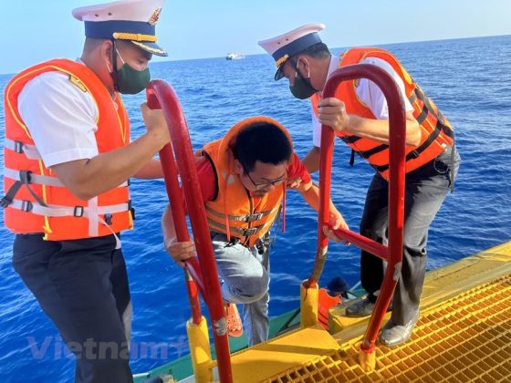 C&aacute;n bộ chiến sỹ hỗ trợ c&aacute;c th&agrave;nh vi&ecirc;n đo&agrave;n c&ocirc;ng t&aacute;c l&ecirc;n Nh&agrave; gi&agrave;n.