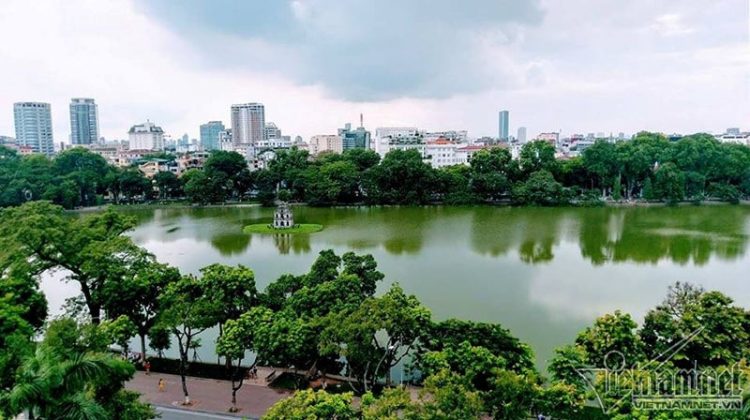 Hầu hết các hồ nước tại Hà Nội đều là hồ tự nhiên, dấu tích của các khúc sông cổ. Trong đó, Hồ Gươm hay Hồ Hoàn Kiếm là một phân lưu của sông Hồng, chảy qua khu vực hàng Đào, Hai Bà Trưng, Lý Thường Kiệt… Phần phân lưu rộng nhất chính là Hồ Hoàn Kiếm.