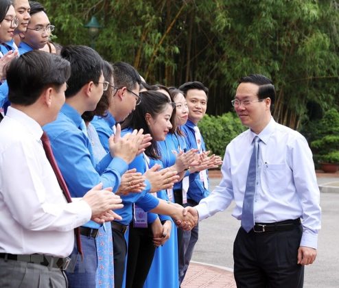 H&igrave;nh ảnh Chủ tịch nước V&otilde; Văn Thưởng với c&aacute;c đại biểu.