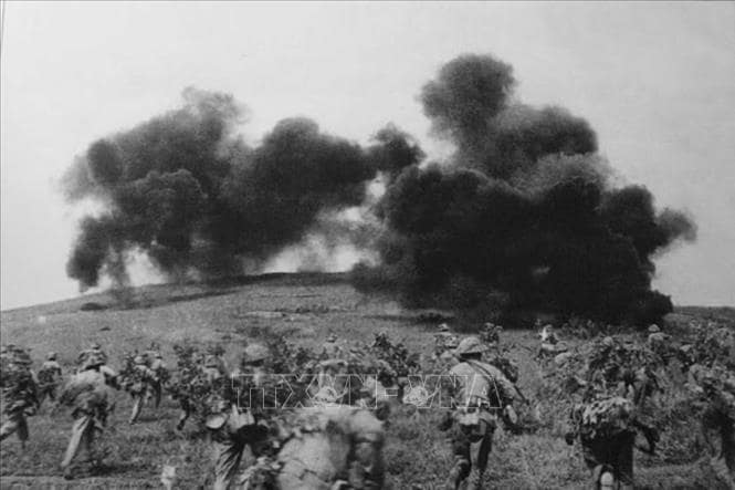 Quân ta tràn vào tấn công cứ điểm Him Lam, mở đầu chiến dịch Điện Biên Phủ, chiều 13-3-1954.