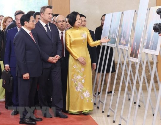 Tổng Gi&aacute;m đốc TTXVN Vũ Việt Trang giới thiệu với Thủ tướng Phạm Minh Ch&iacute;nh v&agrave; Thủ tướng Đại C&ocirc;ng quốc Luxembourg Xavier Bettel những h&igrave;nh ảnh về hợp t&aacute;c giữa Việt Nam-Luxembourg.