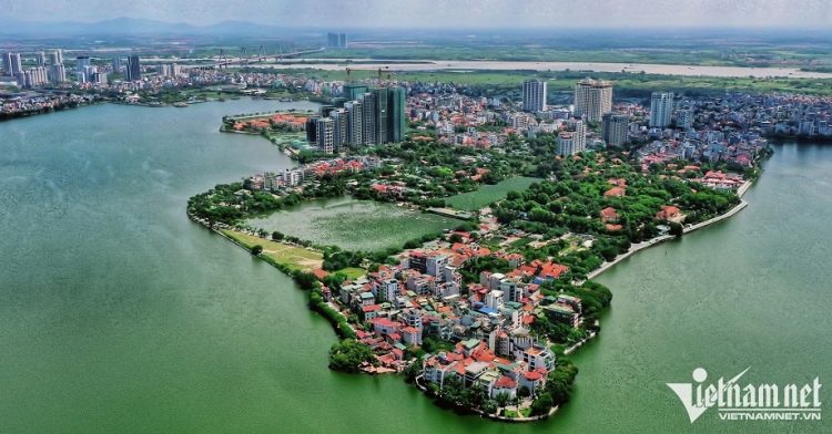 Hồ Tây gắn liền với truyền thuyết về yêu tinh cáo chín đuôi, vì vậy Hồ Tây còn có tên gọi đầm Xác Cáo.