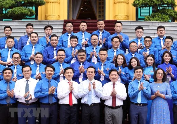 Chủ tịch nước V&otilde; Văn Thưởng chụp ảnh chung với c&aacute;c đại biểu.
