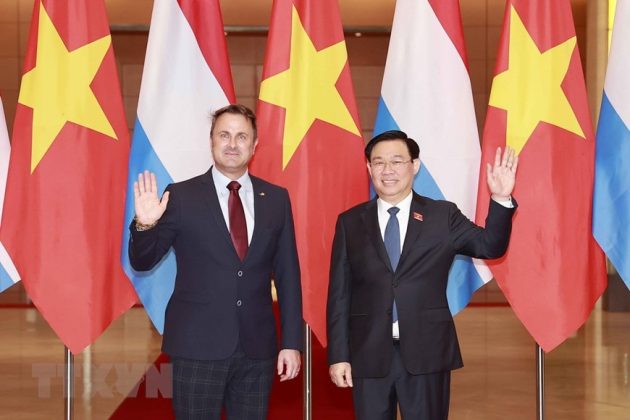 Chủ tịch Quốc hội Vương Đ&igrave;nh Huệ v&agrave; Thủ tướng Đại C&ocirc;ng quốc Luxembourg Xavier Bettel chụp ảnh chung. (Ảnh: Do&atilde;n Tấn/TTXVN)