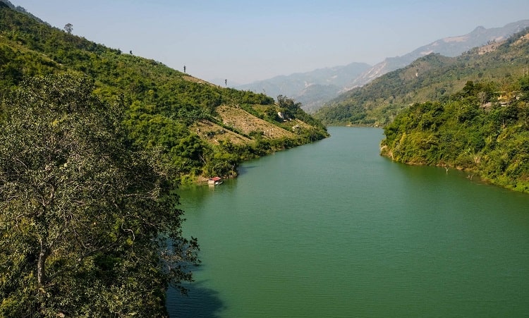 Sông Mã là con sông dài khoảng 512km, chảy trên địa phận Lào và Việt Nam.  Phù sa từ sông Mã bồi đắp cho đồng bằng Thanh Hóa, đồng thời sông Mã cũng giúp người dân phát triển giao thương đường thủy.