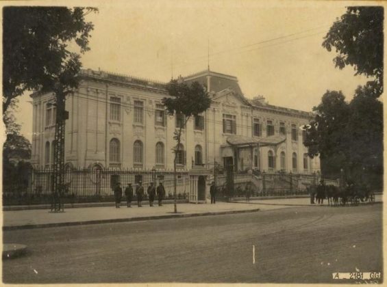 C&ocirc;ng tr&igrave;nh n&agrave;y do kiến tr&uacute;c sư Aldophe Bussy thiết kế theo phong c&aacute;ch kiến tr&uacute;c cổ điển Ph&aacute;p c&oacute; ảnh hưởng của thời kỳ Napon&eacute;on III. Dinh thự Thống sứ được x&acirc;y dựng năm 1918 nay l&agrave; Nh&agrave; kh&aacute;ch của Ch&iacute;nh phủ.