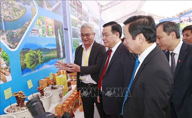 4 min 76 - Chủ tịch Quốc hội dự Hội nghị công bố quy hoạch và xúc tiến đầu tư vào tỉnh Hà Tĩnh