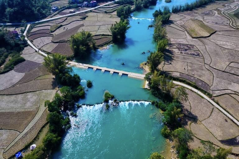 Hình ảnh dòng sông Quây Sơn xanh mát chảy xuống thác Bản Giốc.