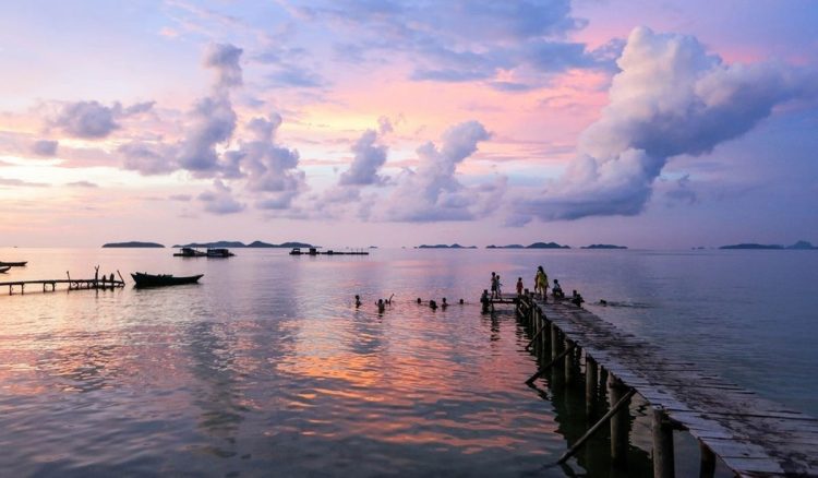 Năm 1671, một người gốc Hoa là Mạc Cửu mang cả gia đình và binh sĩ di chuyển từ Phúc Kiến đến xin tị nạn tại vùng Hà Tiên (Kiên Giang, Cà Mau, Phú Quốc ngày nay). Năm 1671, một người gốc Hoa là Mạc Cửu mang cả gia đình và binh sĩ di chuyển từ Phúc Kiến đến xin tị nạn tại vùng Hà Tiên (Kiên Giang, Cà Mau, Phú Quốc ngày nay).