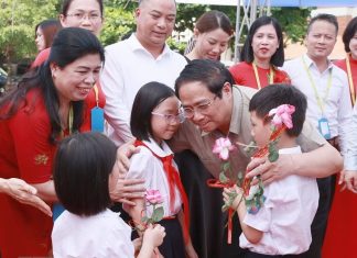 Thủ tướng thăm trẻ em có hoàn cảnh đặc biệt khó khăn tại Hà Nội