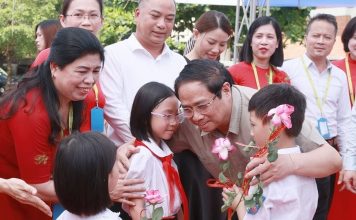 Thủ tướng thăm trẻ em có hoàn cảnh đặc biệt khó khăn tại Hà Nội