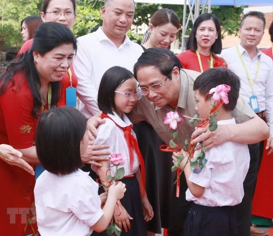 Thủ tướng thăm trẻ em có hoàn cảnh đặc biệt khó khăn tại Hà Nội