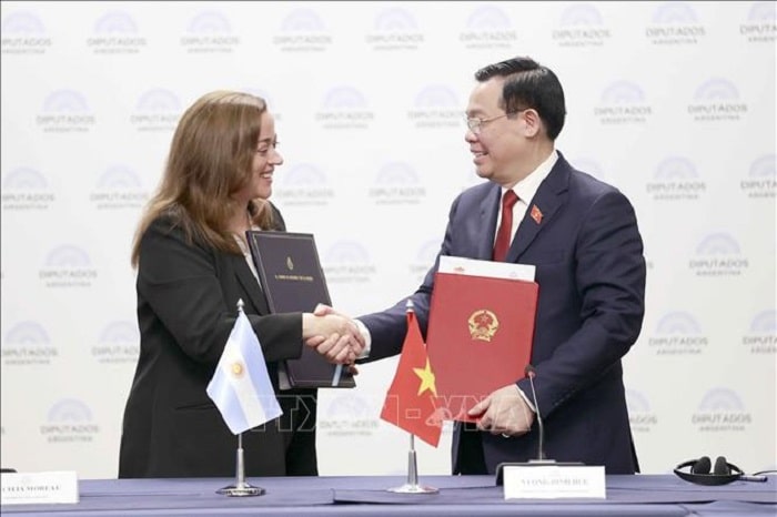 Chủ tịch Quốc hội Vương Đình Huệ và Chủ tịch Hạ viện Cộng hòa Argentina Cecilia Moreau ký thỏa thuận giữa Quốc hội Việt Nam và Hạ viện Argentina. 