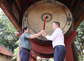Thủ tướng Phạm Minh Chính và Thủ tướng Luxembourg tham quan Văn Miếu