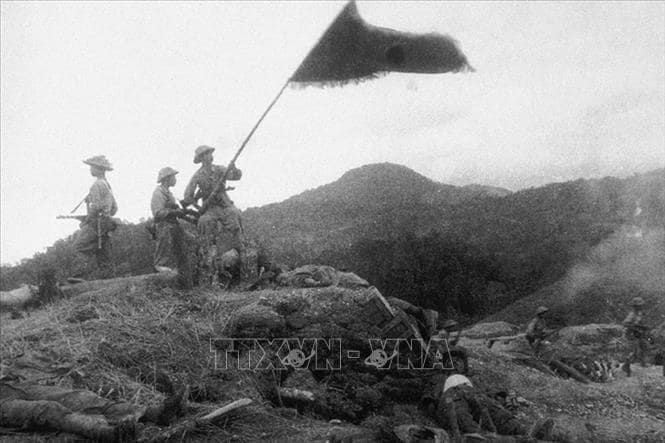 Bộ đội ta cắm cờ chiến thắng trên cứ điểm Him Lam vừa chiếm được trong trận mở màn chiến dịch Điện Biên Phủ, chiều 13-3-1954.
