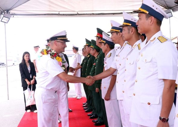 C&aacute;c sỹ quan, chiến sỹ Hải qu&acirc;n, bộ đội bi&ecirc;n ph&ograve;ng ch&agrave;o đ&oacute;n Trung t&aacute; Giovanni Monno chỉ huy t&agrave;u ITS Morosini sau khi cập bến cảng Th&agrave;nh phố Hồ Ch&iacute; Minh. (Ảnh: Xu&acirc;n Khu/TTXVN)