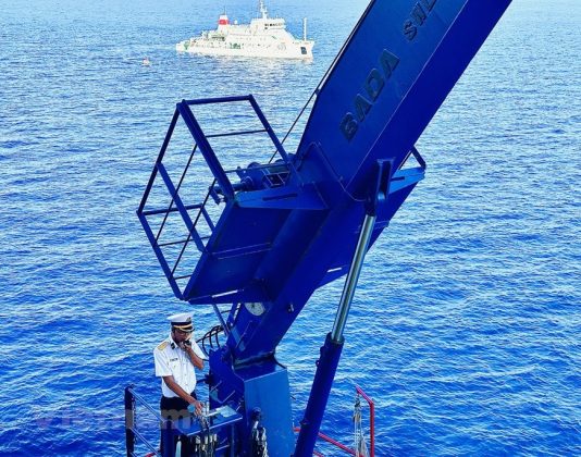 Nh&agrave; gi&agrave;n đ&oacute;ng qu&acirc;n tr&ecirc;n biển khơi, xa với đất liền, kh&iacute; hậu v&agrave; thời tiết khắc nghiệt n&ecirc;n c&aacute;n bộ chiến sỹ gặp nhiều kh&oacute; khăn, nhất l&agrave; m&ugrave;a s&oacute;ng to, gi&oacute; lớn.