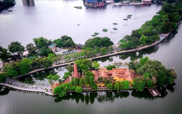 Theo sách “Hồ Tây chí”, Hồ Trúc Bạch chính là một phần của Hồ Tây. Hồ được tạo thành sau khi nhân dân đắp đê ngăn góc Đông Nam Hồ Tây để nuôi cá.