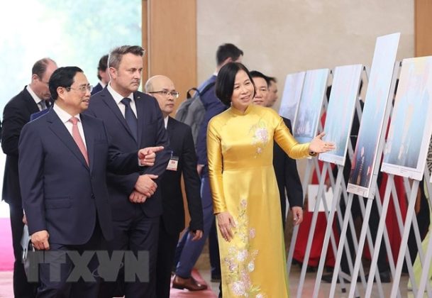 Tổng Gi&aacute;m đốc TTXVN Vũ Việt Trang giới thiệu với Thủ tướng Phạm Minh Ch&iacute;nh v&agrave; Thủ tướng Đại C&ocirc;ng quốc Luxembourg Xavier Bettel những h&igrave;nh ảnh về hợp t&aacute;c giữa Việt Nam-Luxembourg