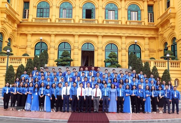 H&igrave;nh ảnh Chủ tịch nước V&otilde; Văn Thưởng chụp ảnh chung với c&aacute;c đại biểu. 2