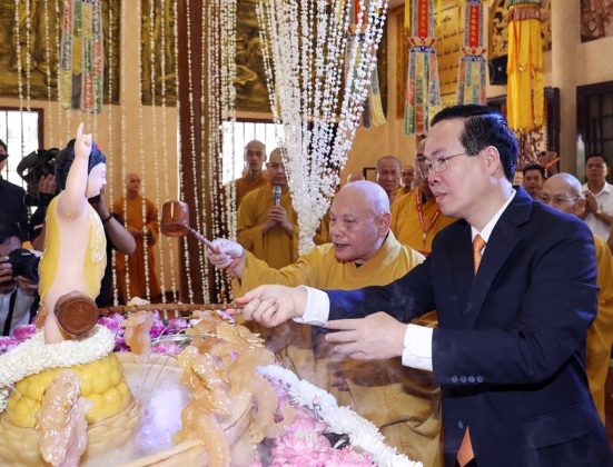 5 min 69 551x420 - Chủ tịch nước chúc mừng Đại lễ Phật đản tại TP.HCM