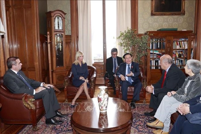 Chủ tịch Quốc hội Vương Đình Huệ hội đàm với Chủ tịch Thượng viện Uruguay Beatriz Argimon và Chủ tịch Hạ viện Uruguay Sebastian Andujar.