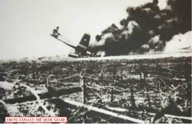 M&aacute;y bay địch bị bắn hạ, th&aacute;ng 5/1954.