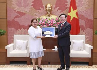 Chủ tịch Quốc hội Vương Đình Huệ tặng quà lưu niệm cho Tổng Thư ký Hội Liên hiệp Phụ nữ Cuba Teresa Amarelle Boúe.