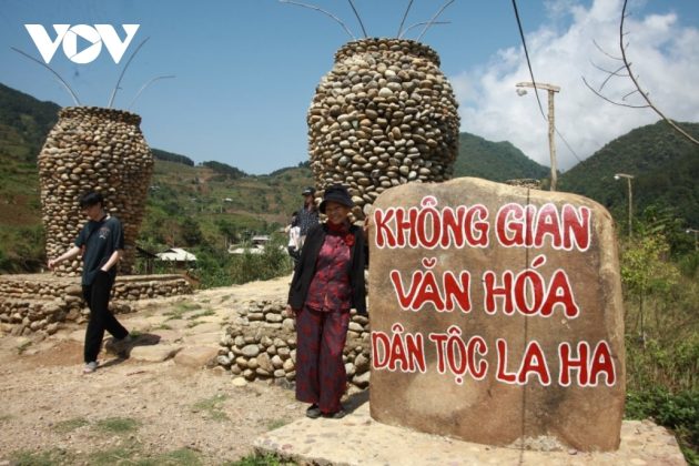 Th&aacute;ng 12/2022, khu Chum Đ&aacute; Lẩu X&aacute; &ndash; Kh&ocirc;ng gian văn h&oacute;a d&acirc;n tộc La Ha của bản Kẻ ch&iacute;nh thức đ&oacute;n kh&aacute;ch.