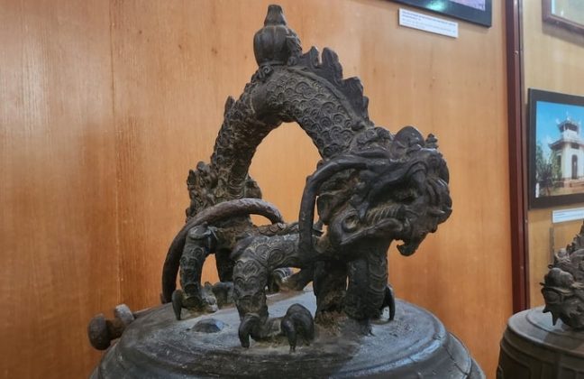 Quai chu&ocirc;ng tạo h&igrave;nh đ&ocirc;i rồng đối xứng, ngoắc đu&ocirc;i nhau
