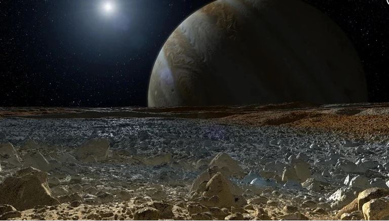 Trong khi từ tính của Trái đất giữ cho bề mặt của nó được che chắn, thì từ trường của Ganymede dường như quá yếu để thực hiện nhiệm vụ tương tự. 