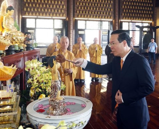 6 min 55 517x420 - Chủ tịch nước chúc mừng Đại lễ Phật đản tại TP.HCM