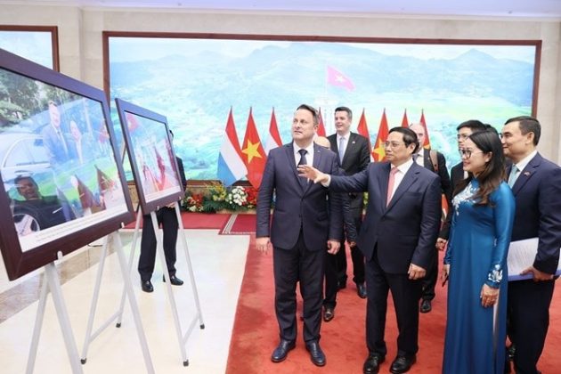 Thủ tướng Phạm Minh Ch&iacute;nh v&agrave; Thủ tướng Đại C&ocirc;ng quốc Luxembourg Xavier Bettel tham quan Trưng b&agrave;y ảnh của Th&ocirc;ng tấn x&atilde; Việt Nam về hợp t&aacute;c giữa Việt Nam-Luxembourg.